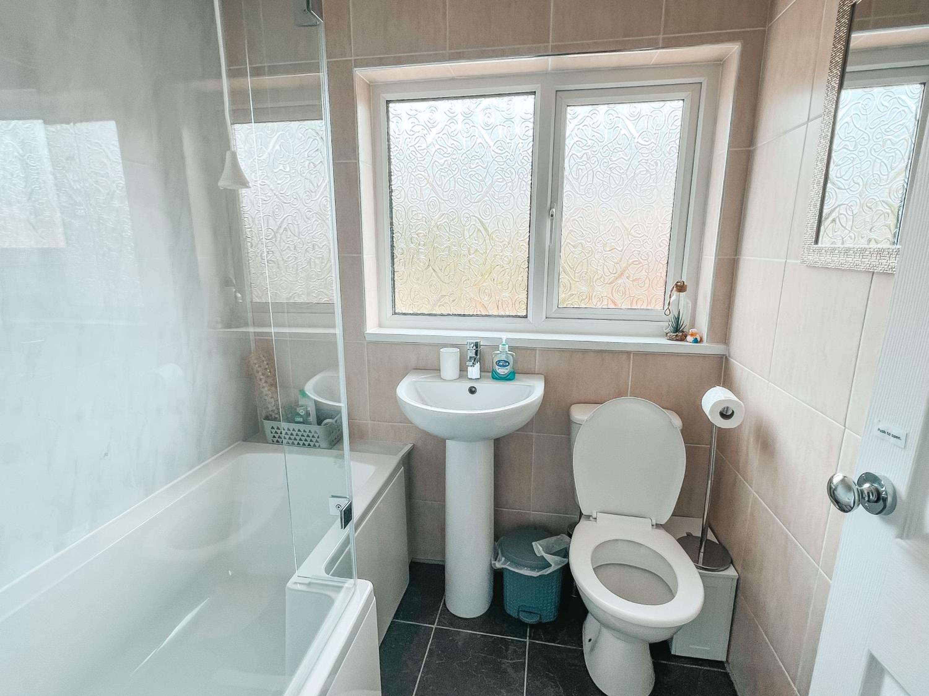 Hillsborough Home from Home, Garden and 2x Parking by StayByNumbers view 4
