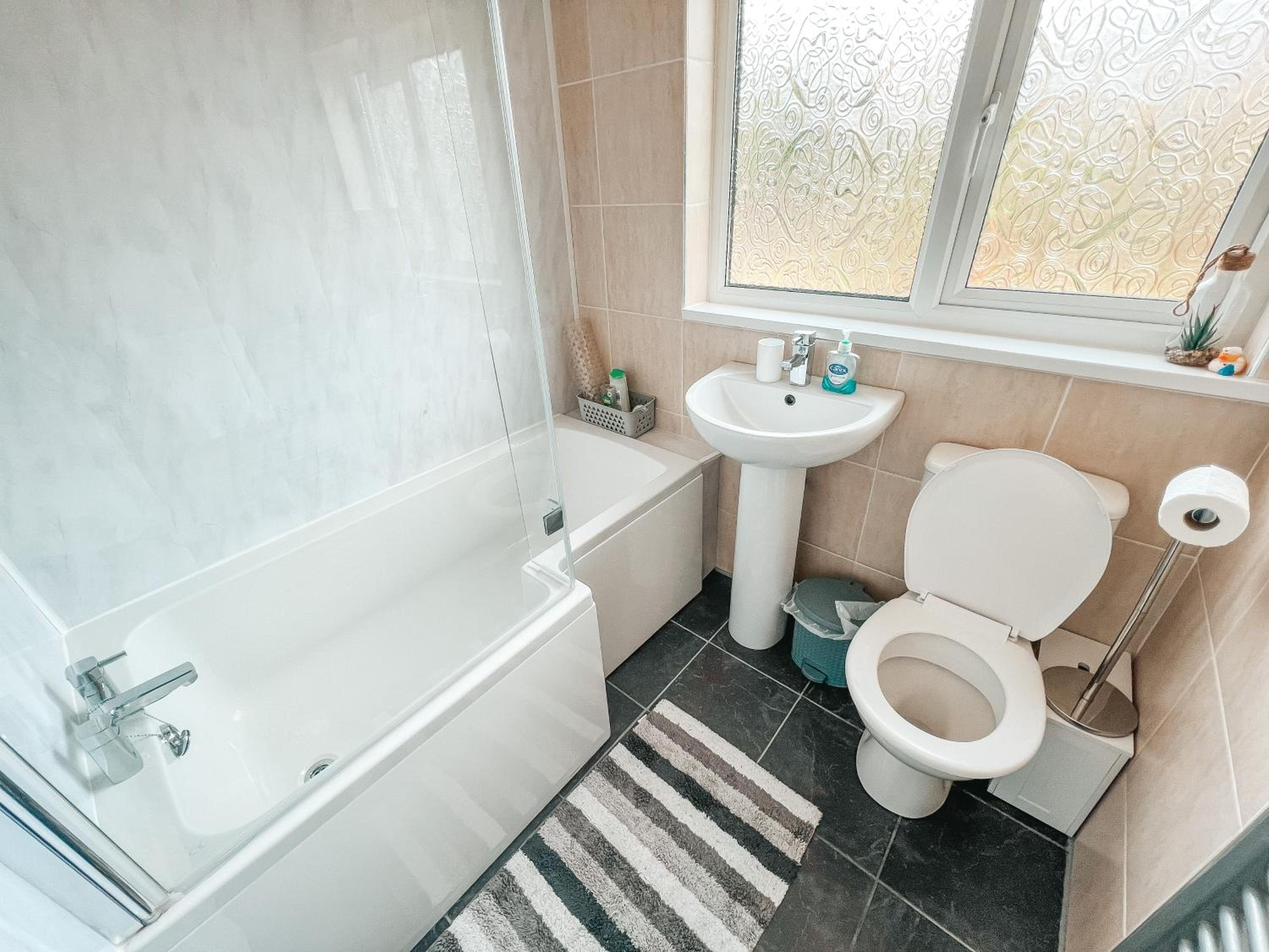 Hillsborough Home from Home, Garden and 2x Parking by StayByNumbers view 5