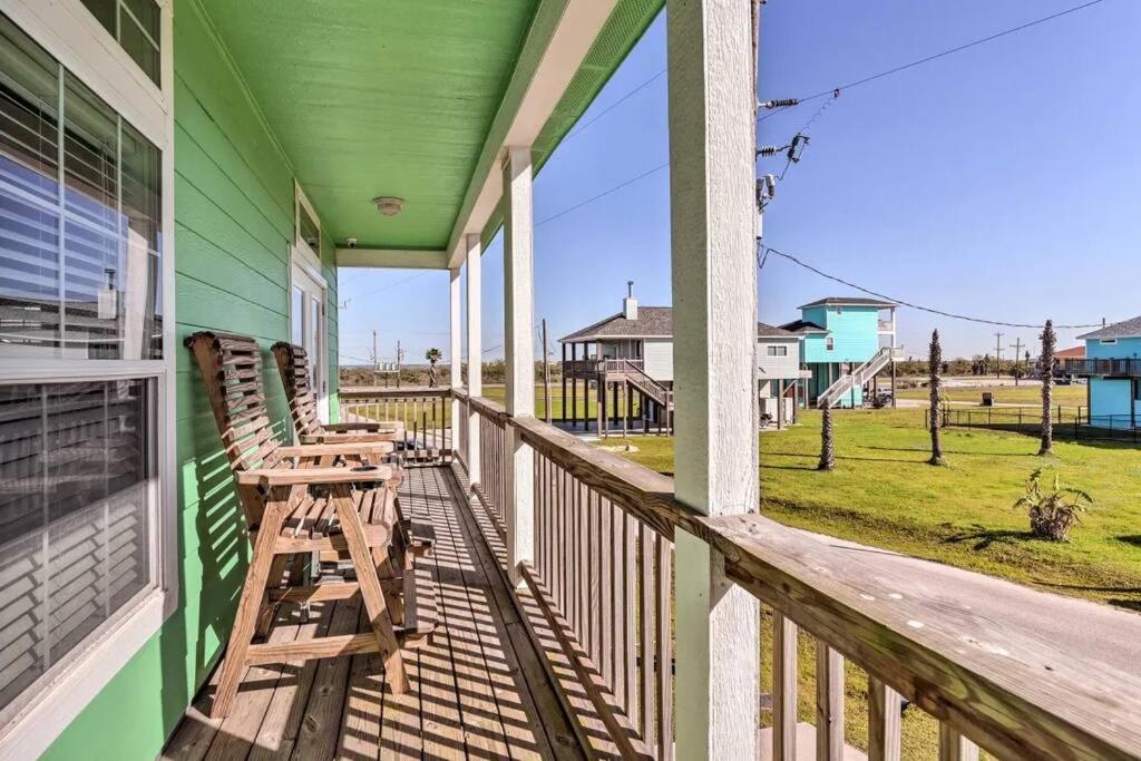 Coastal Heaven - Crystal Beach Relaxing Beach Home view 5