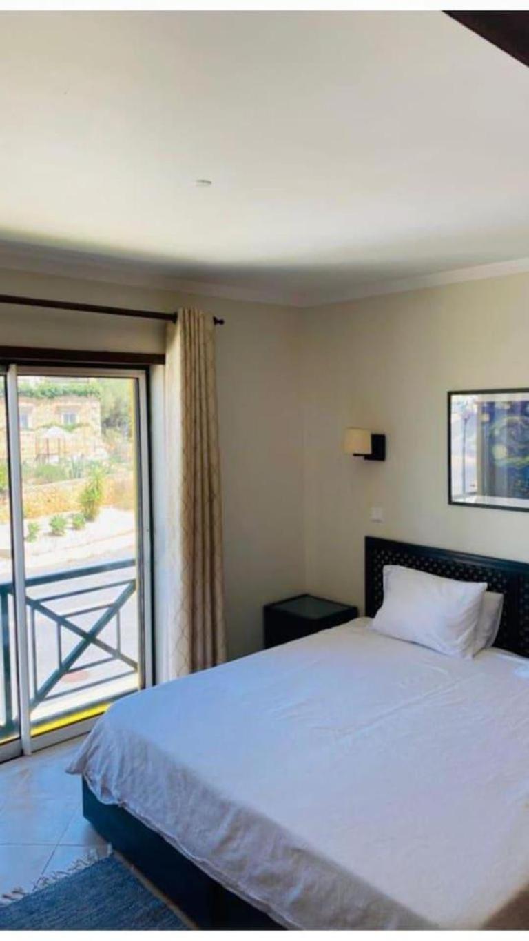 1-Bed - Sleeps 4 - Free Parking & Balcony view 5