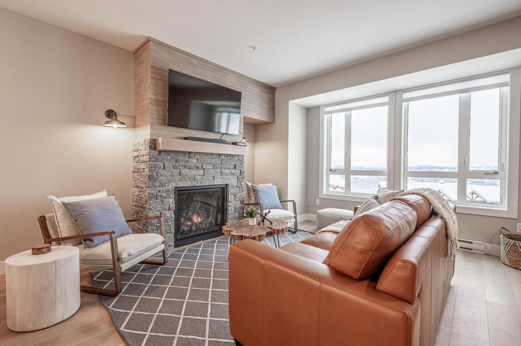 Grizzly Ridge Getaway - Private Hot Tub, Mtn View & Sleeps 11 view 3