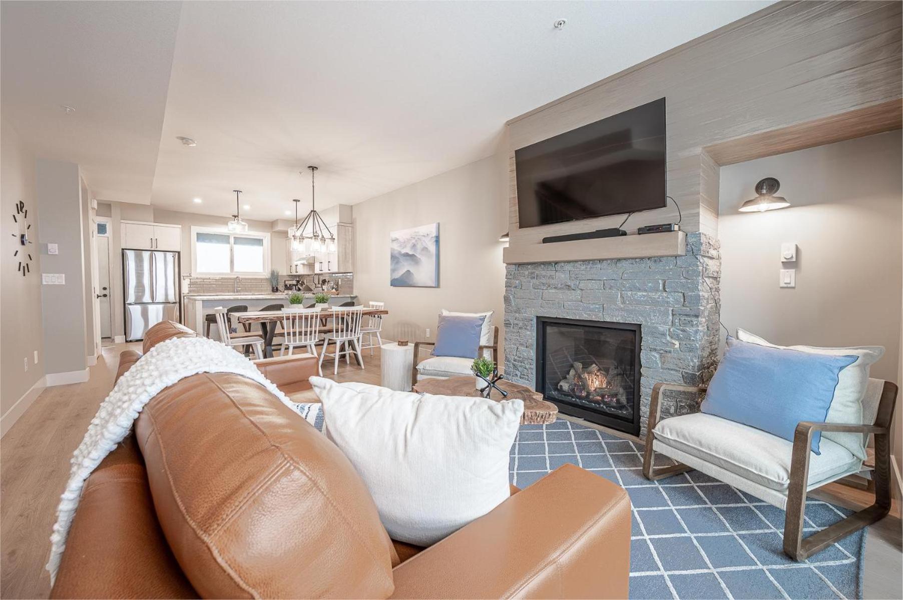 Grizzly Ridge Getaway - Private Hot Tub, Mtn View & Sleeps 11 view 2