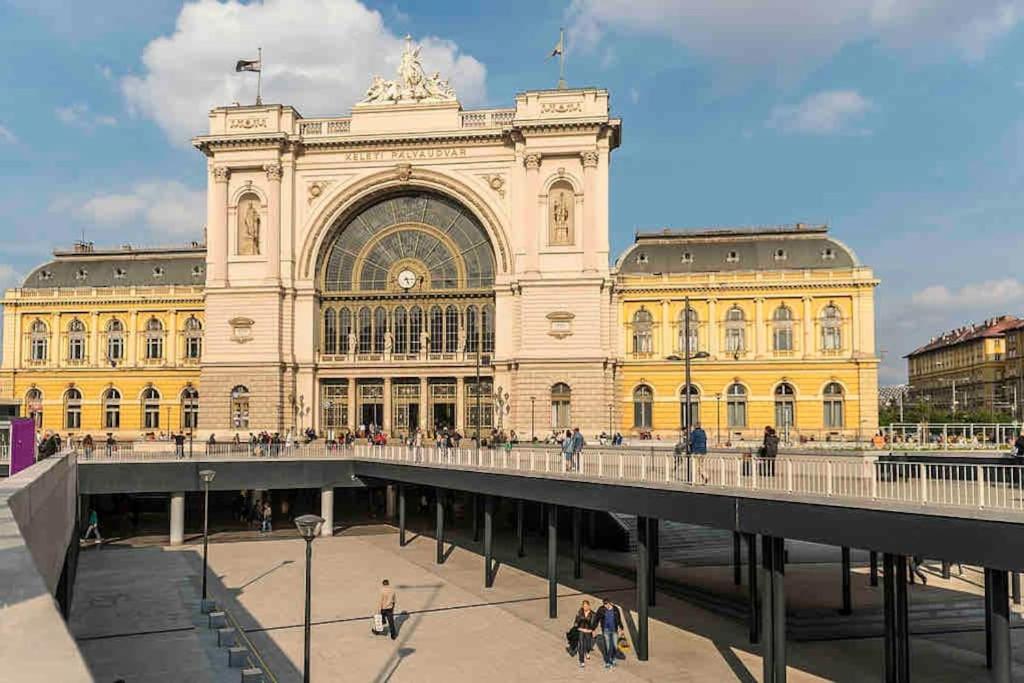 Keleti pályaudvar Train station-Home view 3