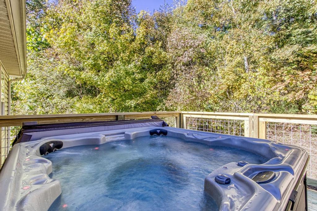 A Hillside Getaway- FREE attraction tickets for each paid day, Hot Tub, Game Room, WIFI view 5