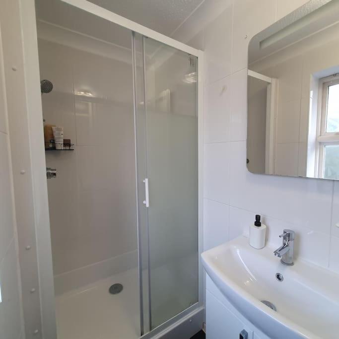 Ideally located contemporary 3 bed spacious house view 5
