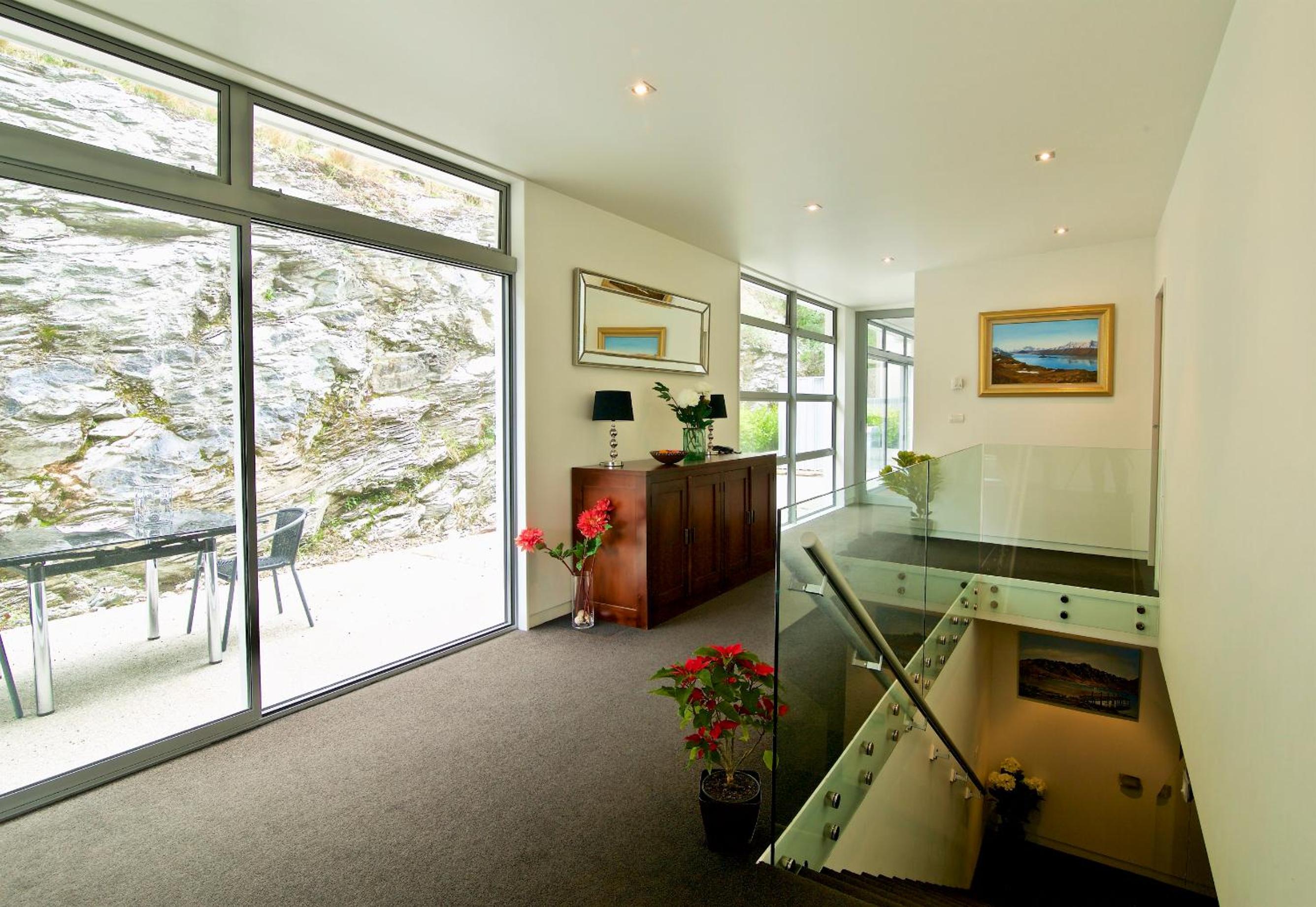Spectacular Panoramic 5Bedroom Lakeview