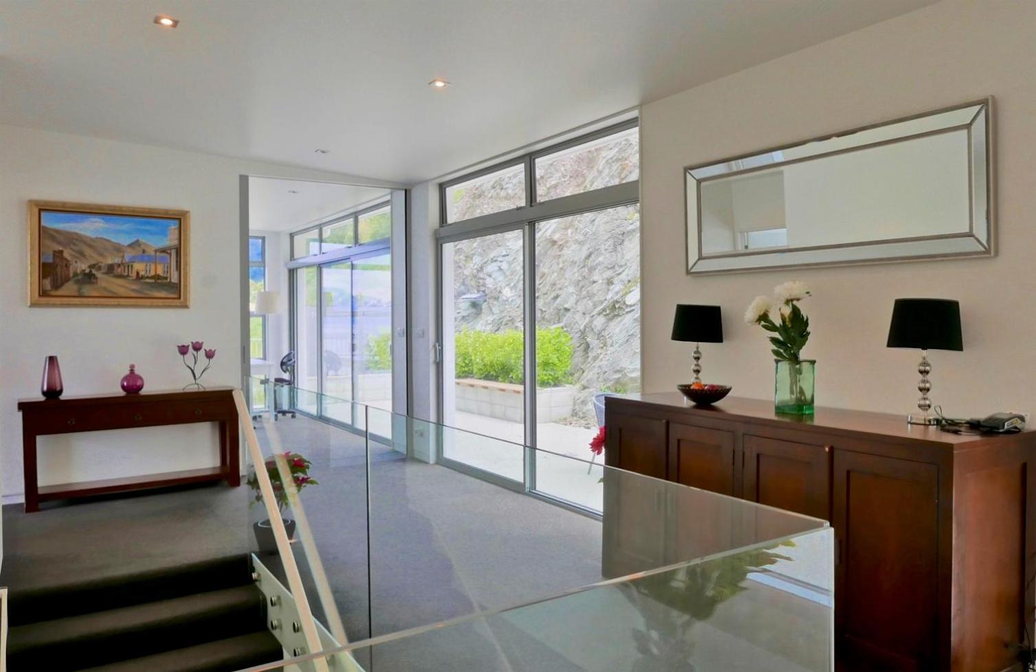 Spectacular Panoramic 5Bedroom Lakeview