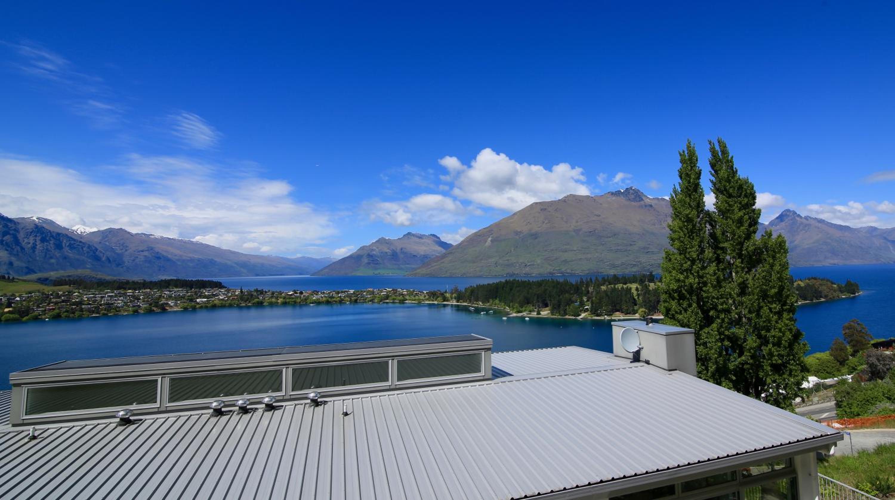 Spectacular Panoramic 5Bedroom Lakeview