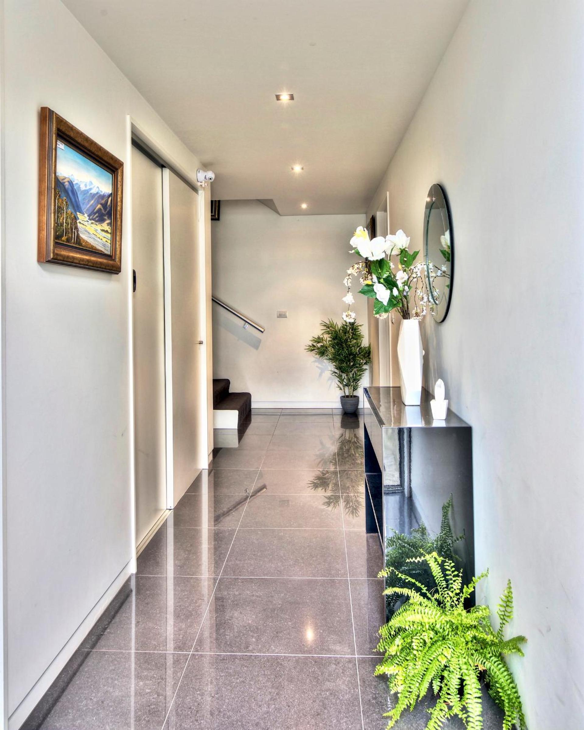 Spectacular Panoramic 5Bedroom Lakeview
