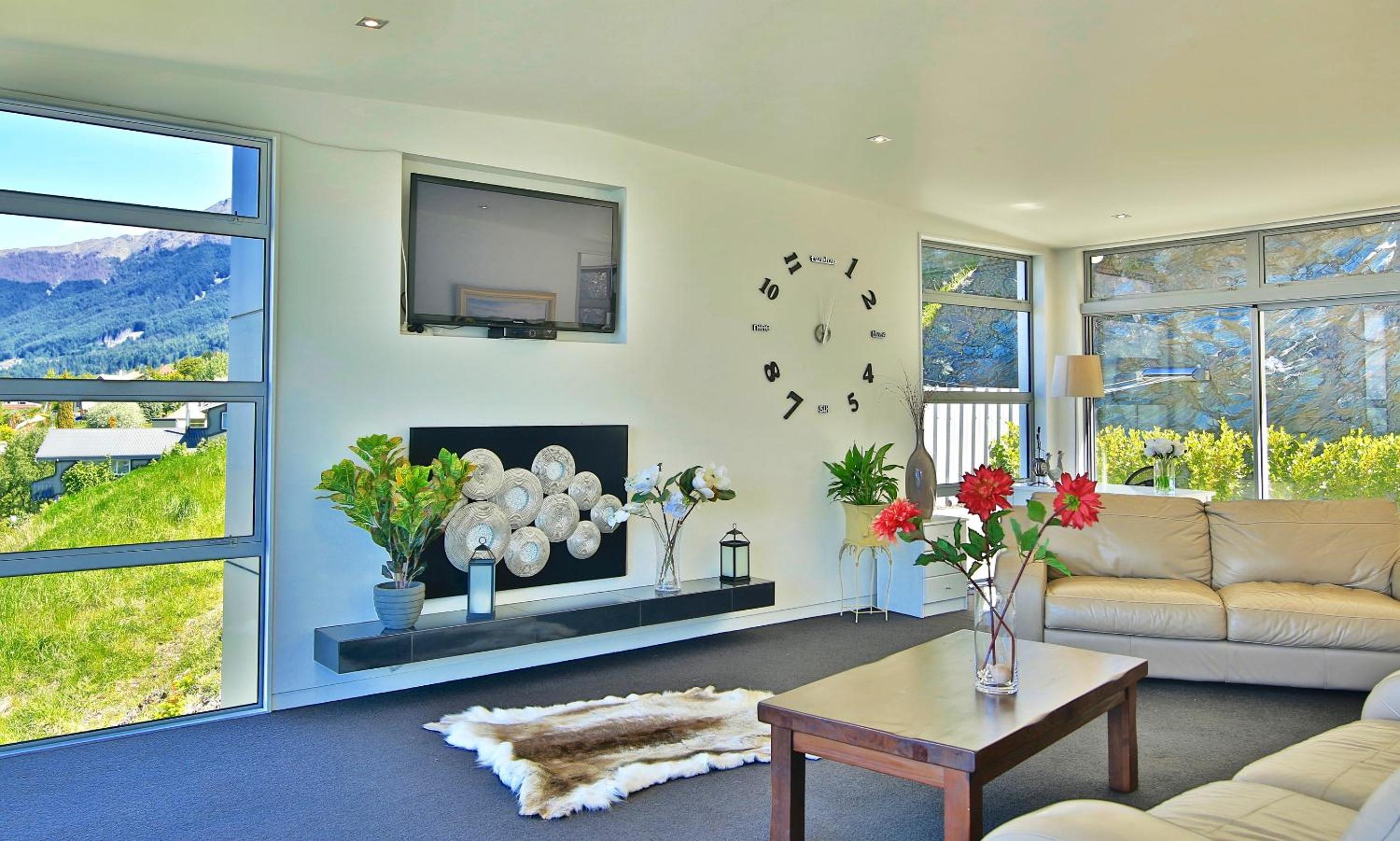 Spectacular Panoramic 5Bedroom Lakeview