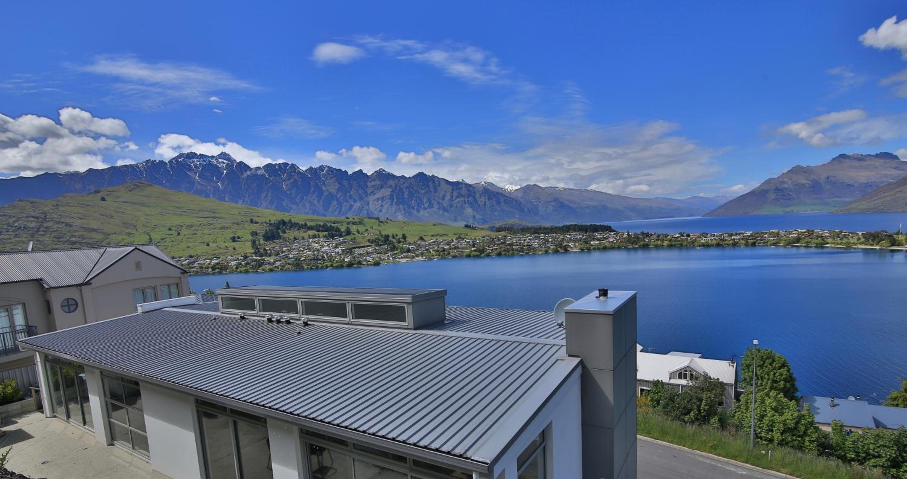 Spectacular Panoramic 5Bedroom Lakeview