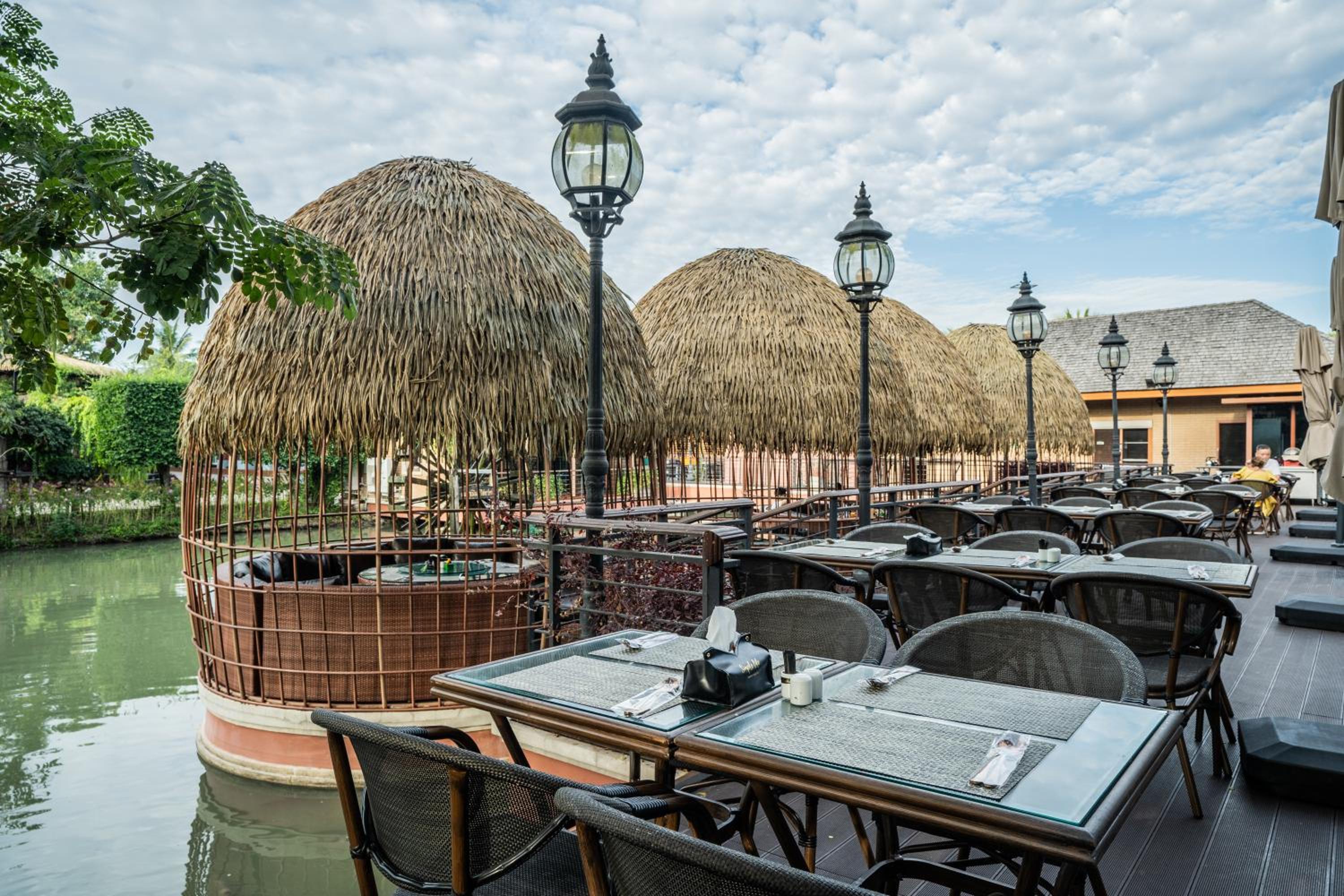 Khum Damnoen Resort