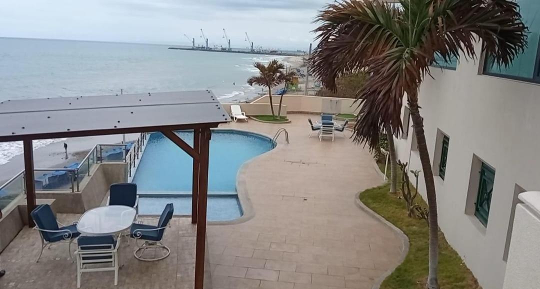 Departamento con piscina frente al mar en Manta