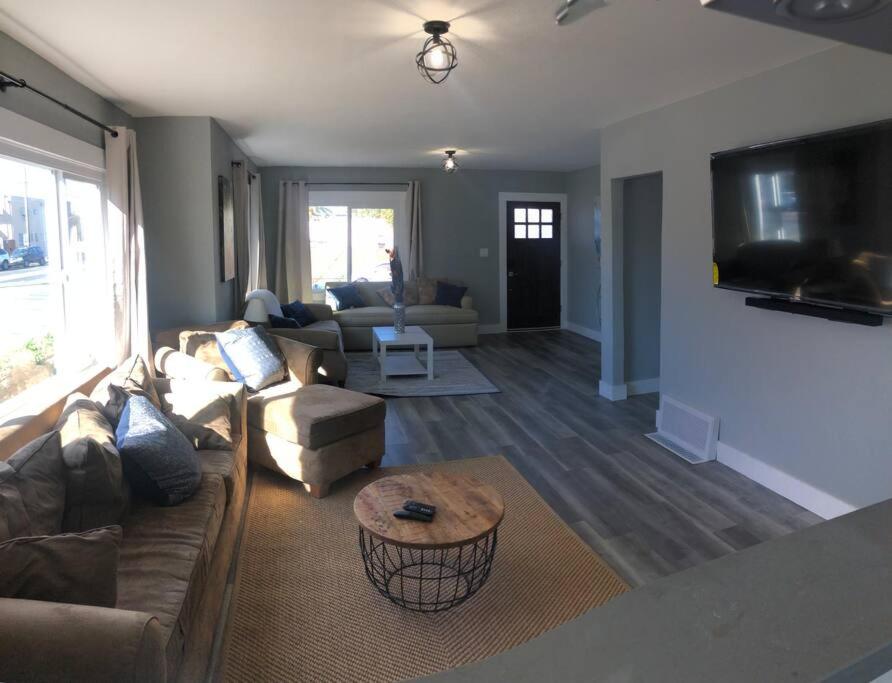 Executive 2 bdrm home- Fast Wi-Fi- Open Floorpan view 4