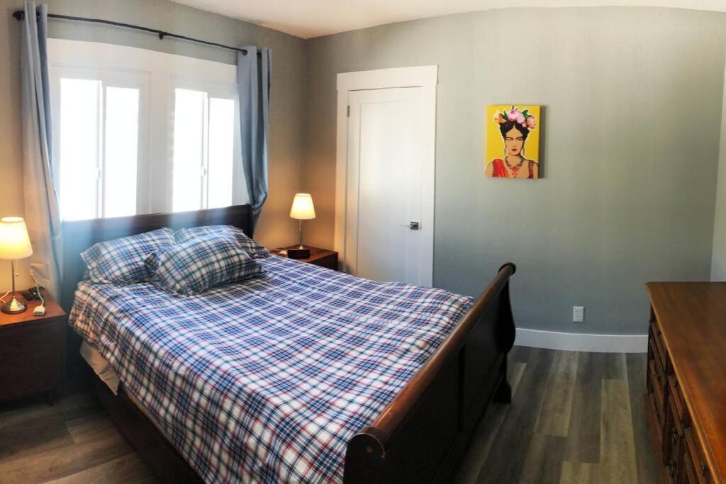 Executive 2 bdrm home- Fast Wi-Fi- Open Floorpan view 5