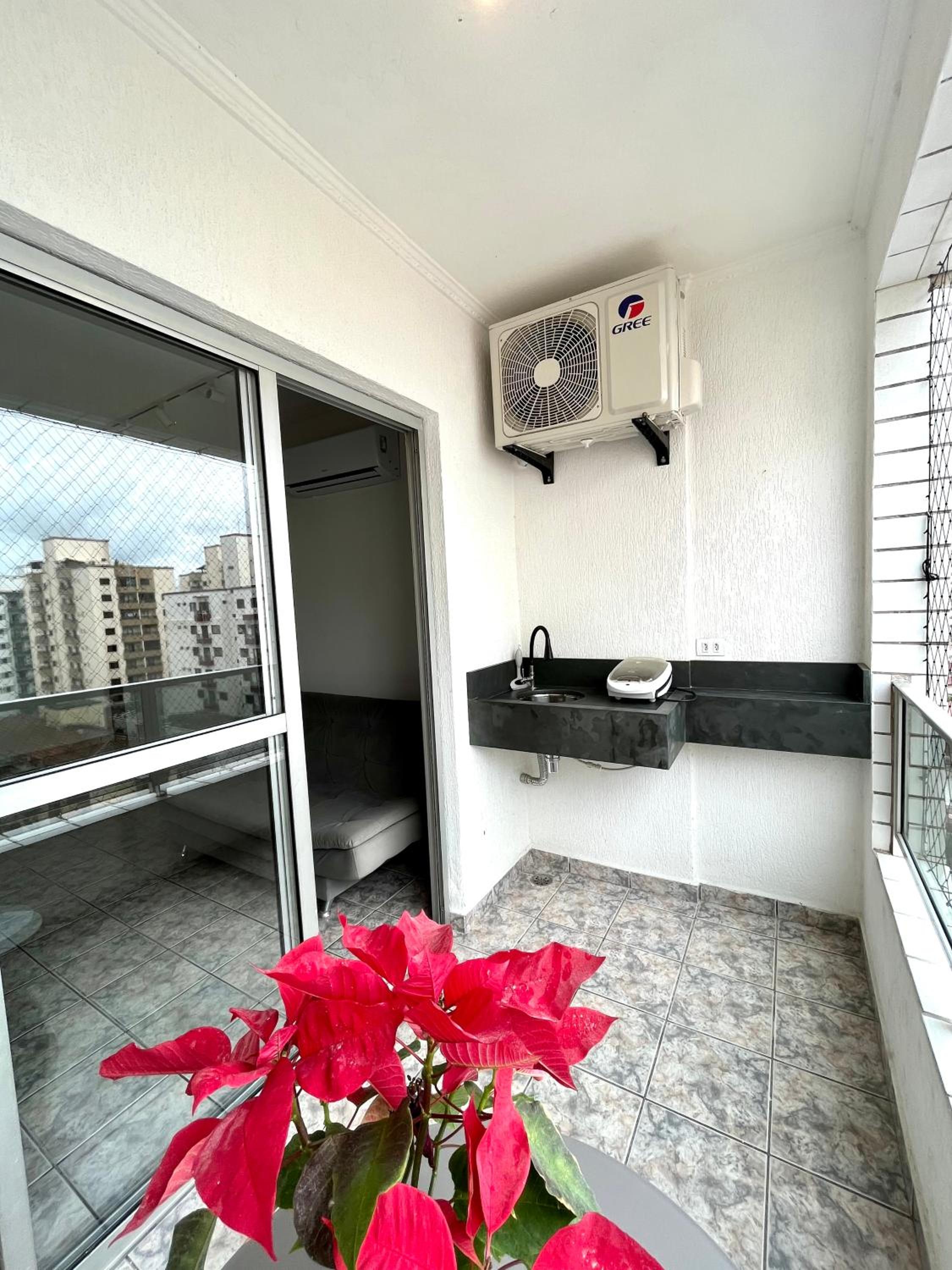 Apt 2 dorm na quadra da praia Ocian - Praia Grande SP