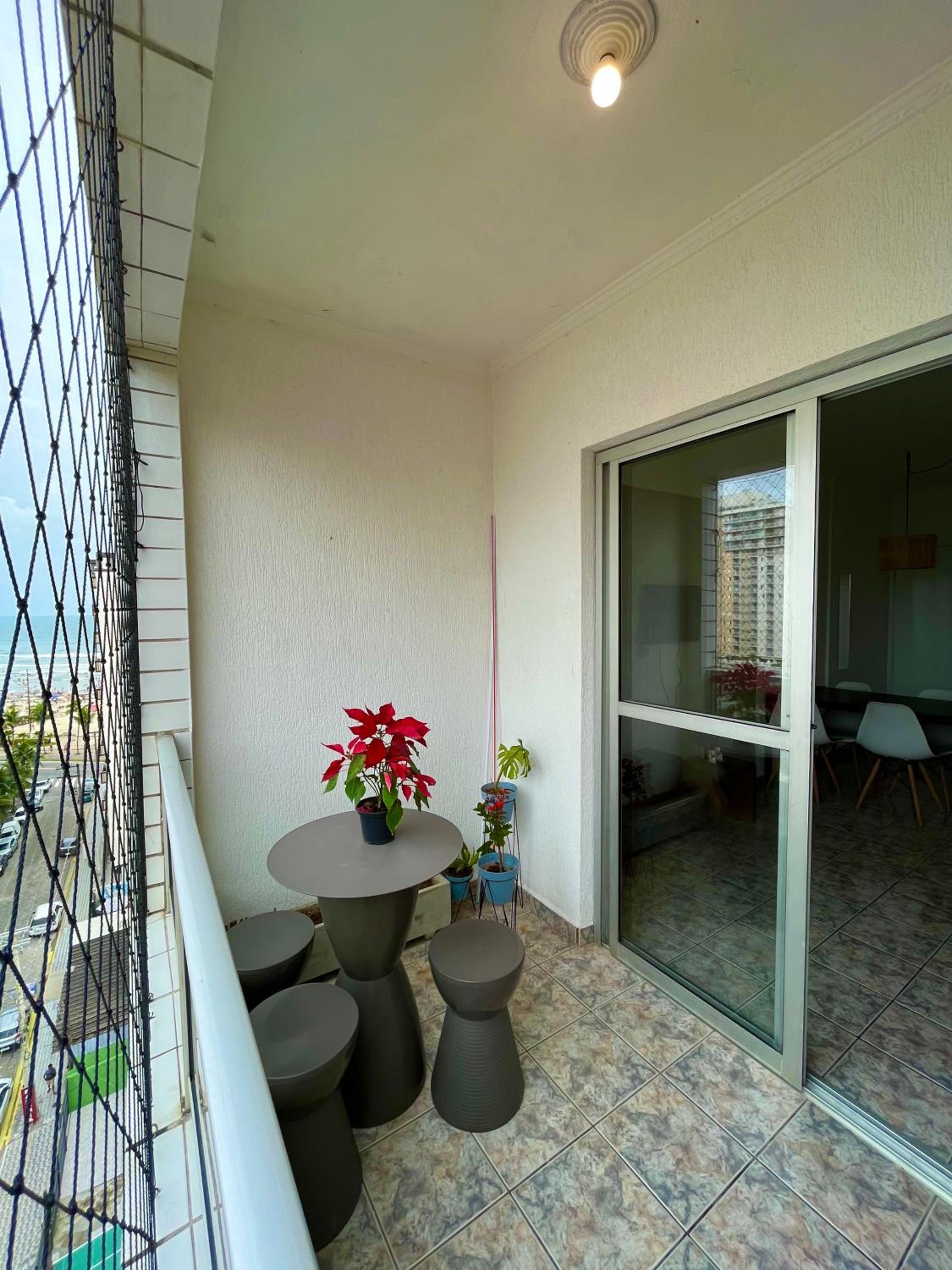Apt 2 dorm na quadra da praia Ocian - Praia Grande SP