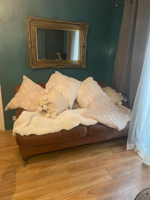 Hotel The Big Cosy Boudoir Bed + Hot Tub