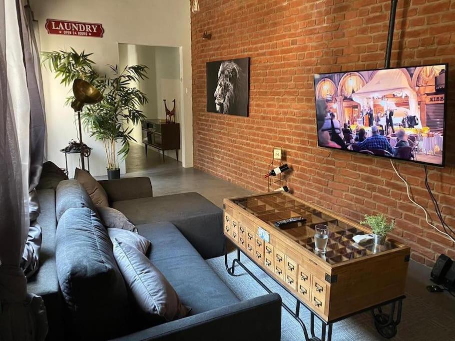 Gzira Prime Spot, Stylish Industrial Apt, Sleeps 11