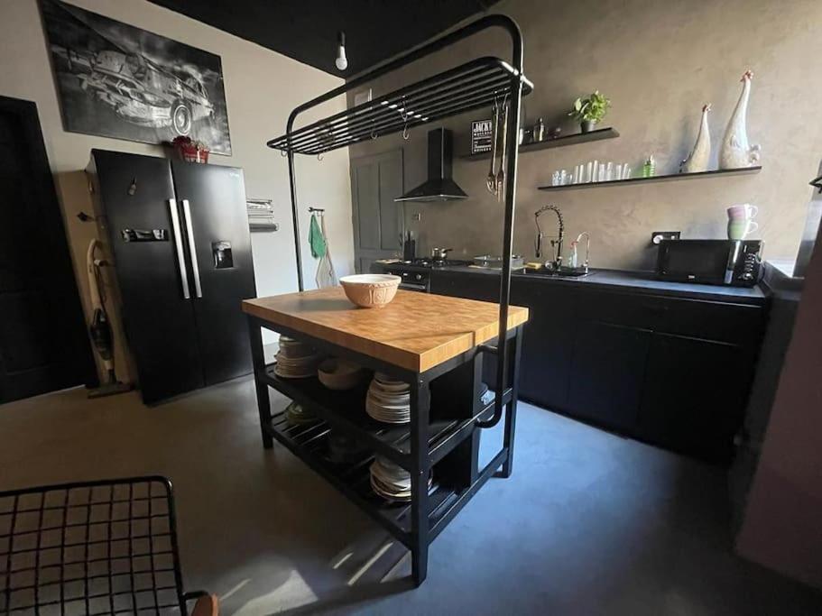 Gzira Prime Spot, Stylish Industrial Apt, Sleeps 11