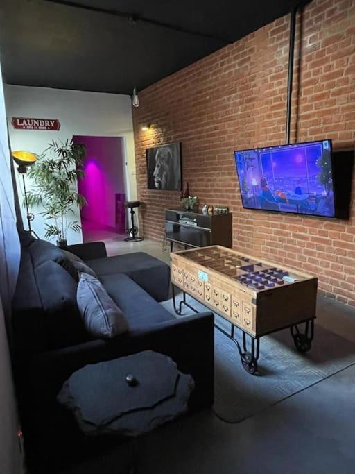 Gzira Prime Spot, Stylish Industrial Apt, Sleeps 11