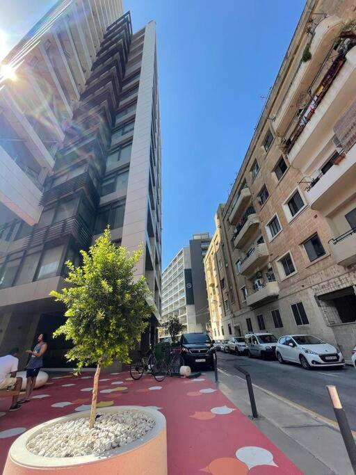 Gzira Prime Spot, Stylish Industrial Apt, Sleeps 11