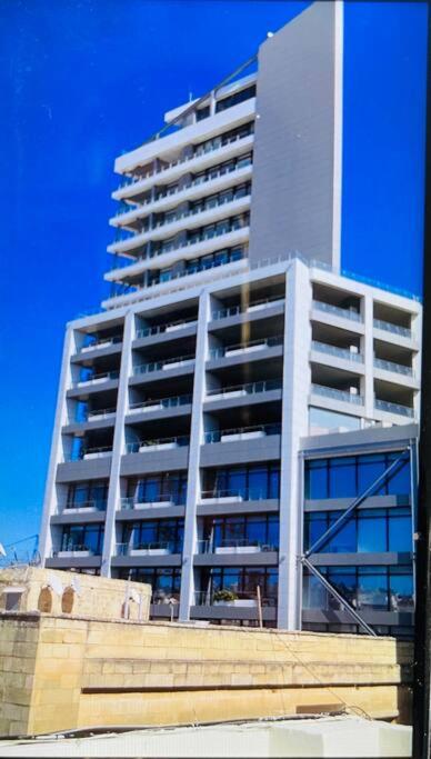 Gzira Prime Spot, Stylish Industrial Apt, Sleeps 11