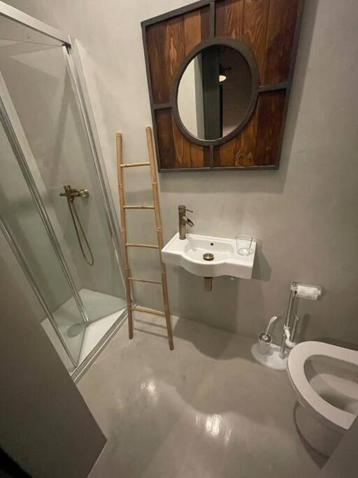 Gzira Prime Spot, Stylish Industrial Apt, Sleeps 11