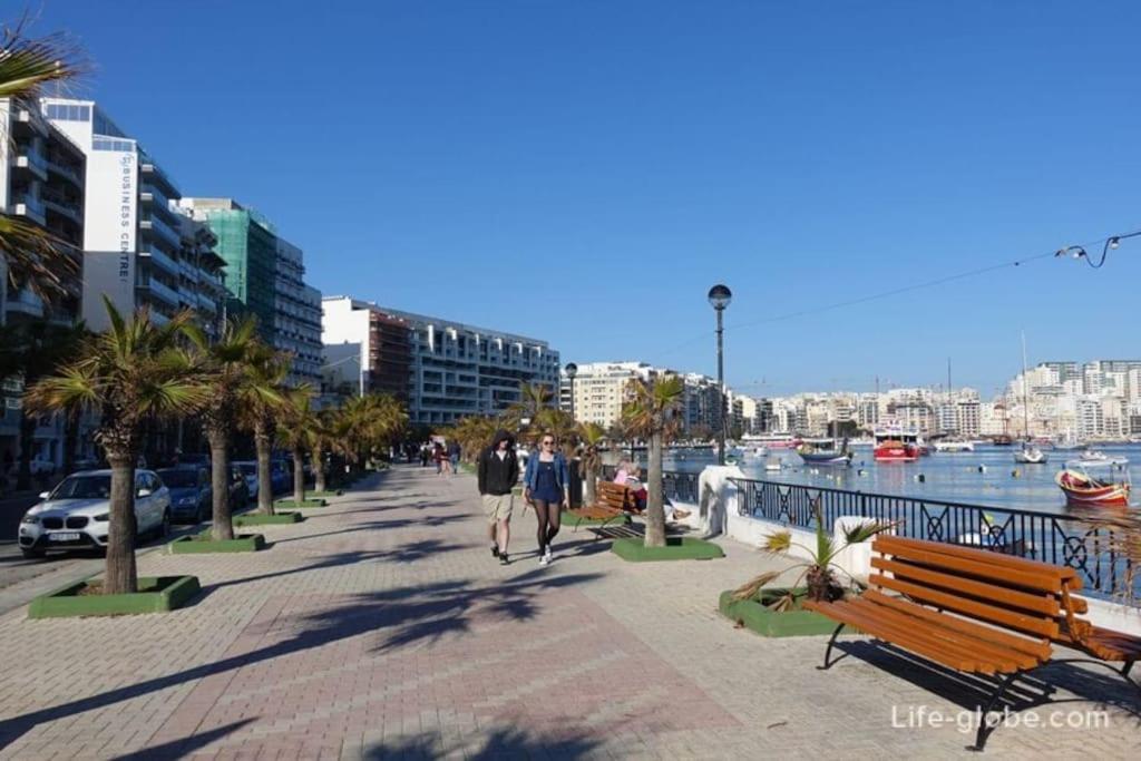 Gzira Prime Spot, Stylish Industrial Apt, Sleeps 11