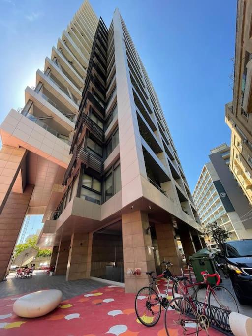 Gzira Prime Spot, Stylish Industrial Apt, Sleeps 11