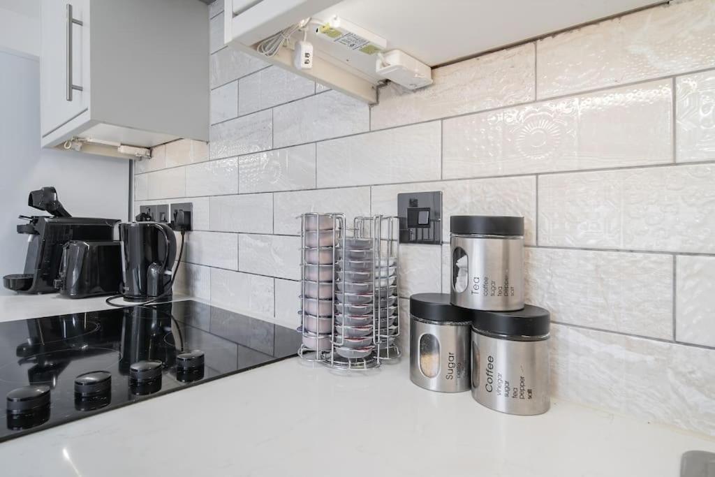 Beautiful 2 Bedroom House With Spacious Garden BBQ view 2
