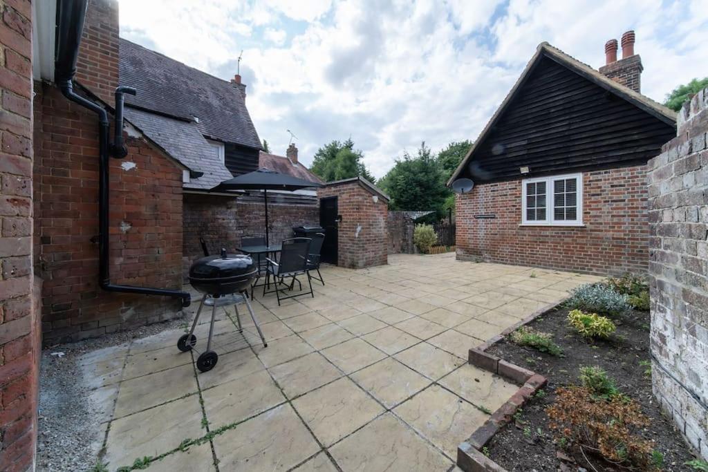 Beautiful 2 Bedroom House With Spacious Garden BBQ view 5
