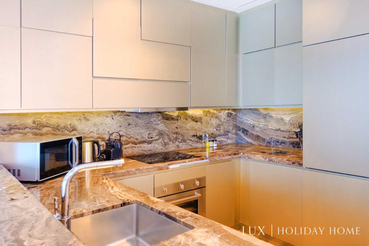 LUX - Lavish Suite with Full Palm Jumeirah View 2