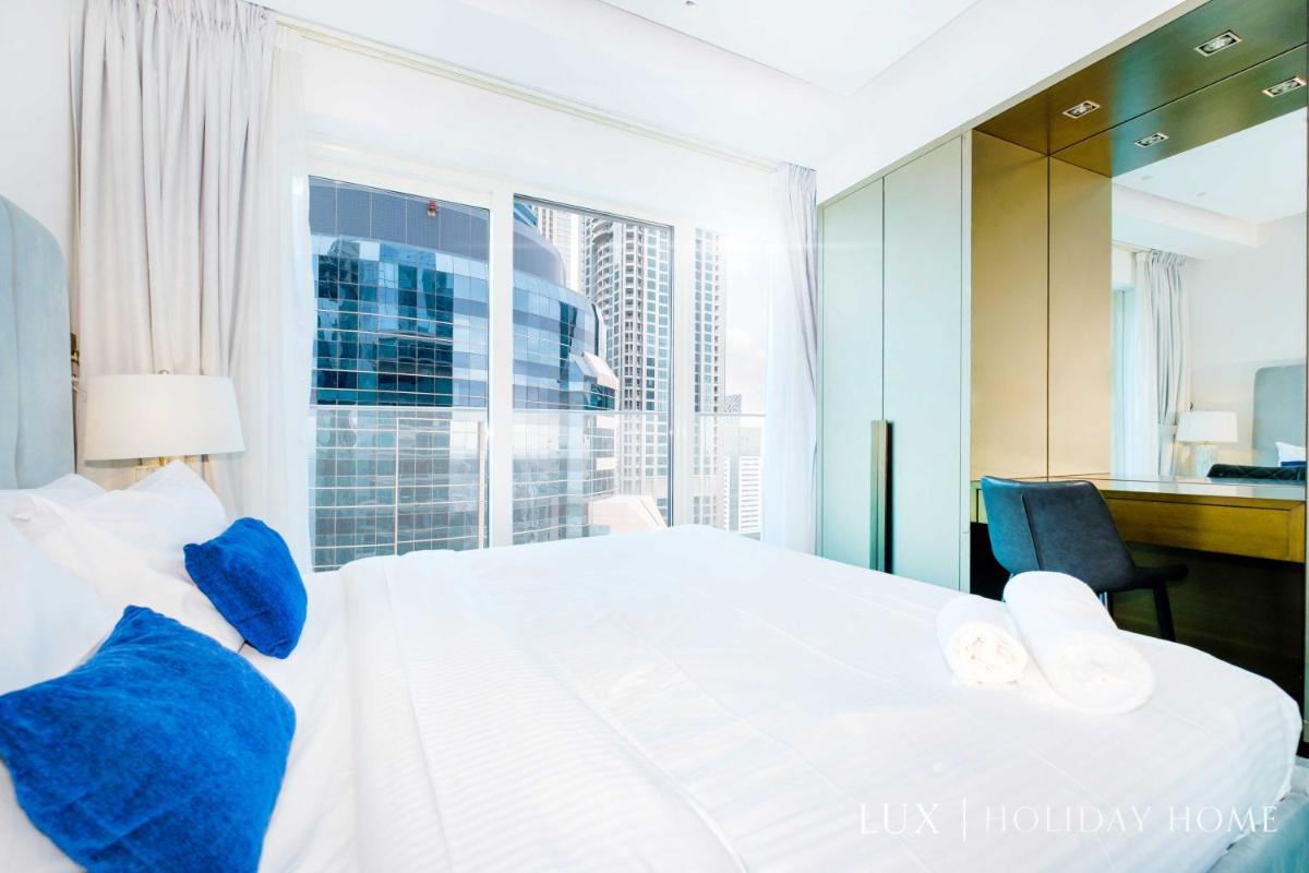 LUX - Lavish Suite with Full Palm Jumeirah View 2