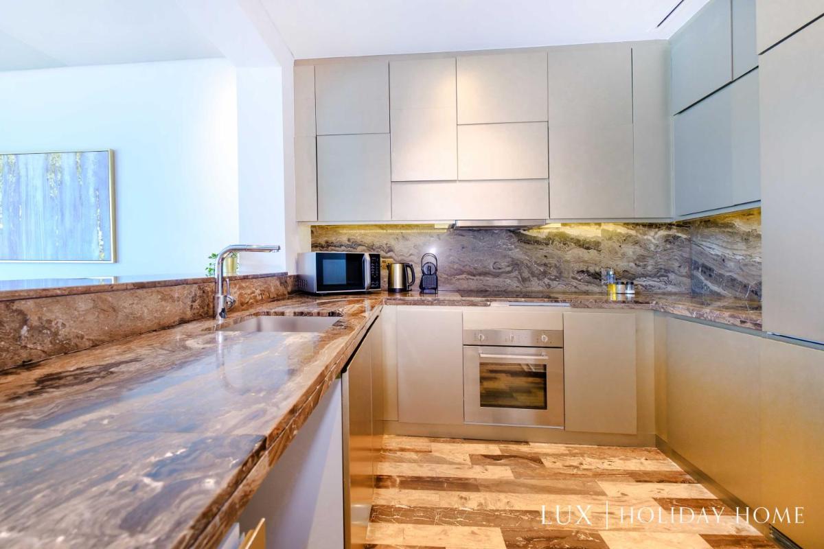 LUX - Lavish Suite with Full Palm Jumeirah View 2