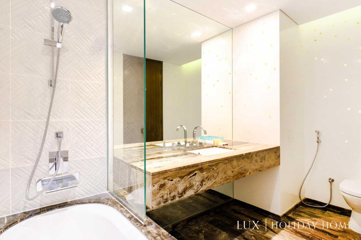 LUX - Lavish Suite with Full Palm Jumeirah View 2