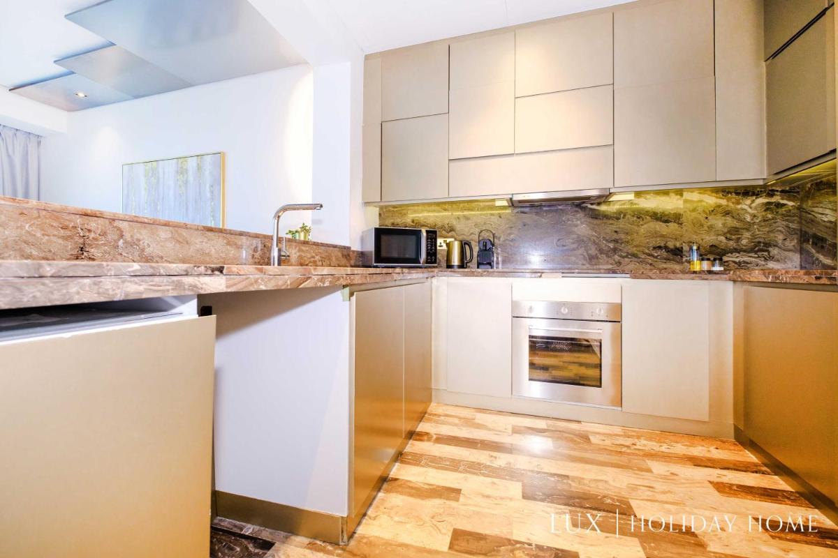 LUX - Lavish Suite with Full Palm Jumeirah View 2