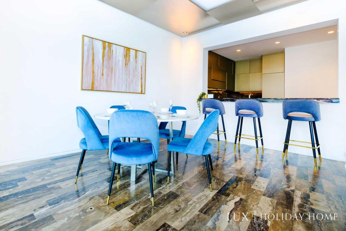 LUX - Lavish Suite with Full Palm Jumeirah View 2