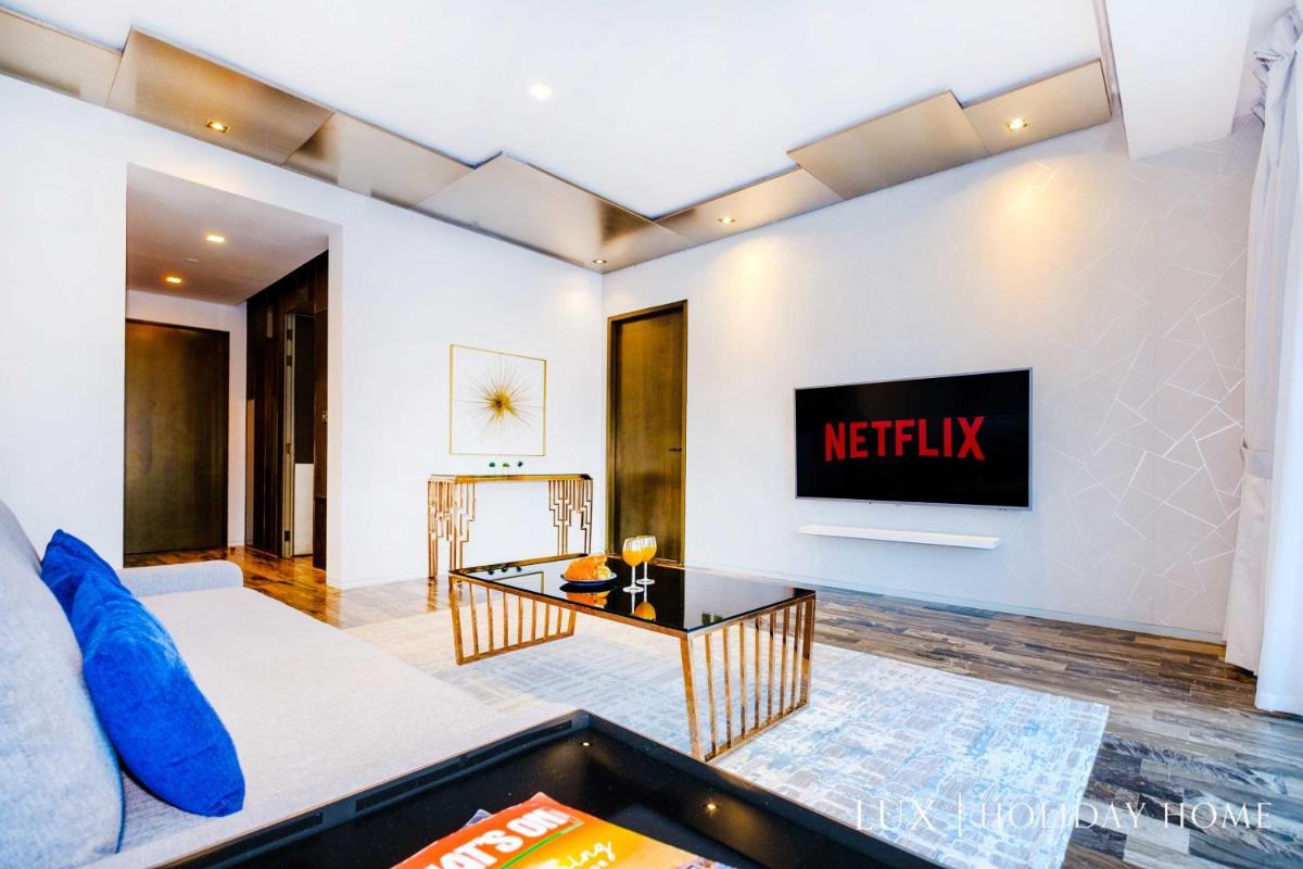 LUX - Lavish Suite with Full Palm Jumeirah View 2