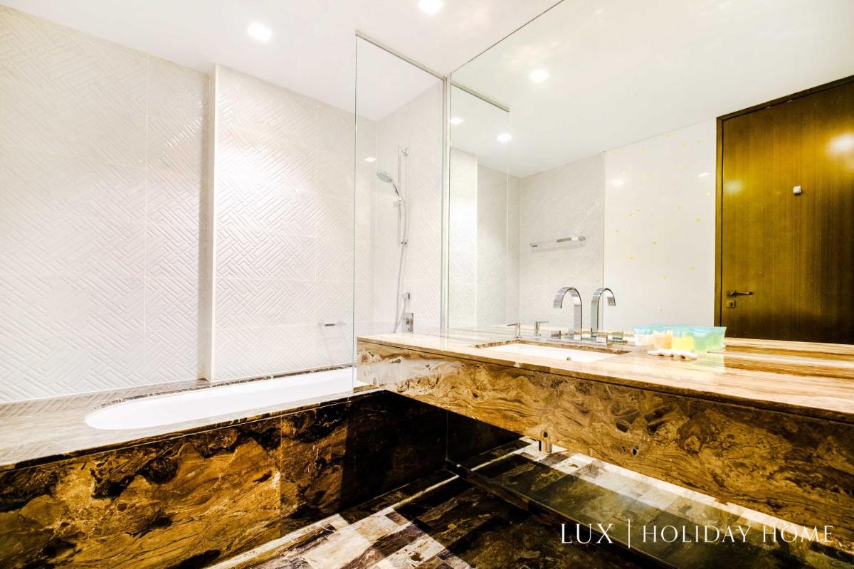 LUX - Lavish Suite with Full Palm Jumeirah View 2