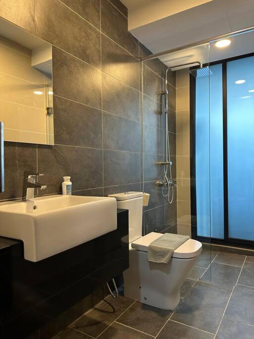 Almas Suites Modern Studio Netflix 100mbps By STAY photo 4