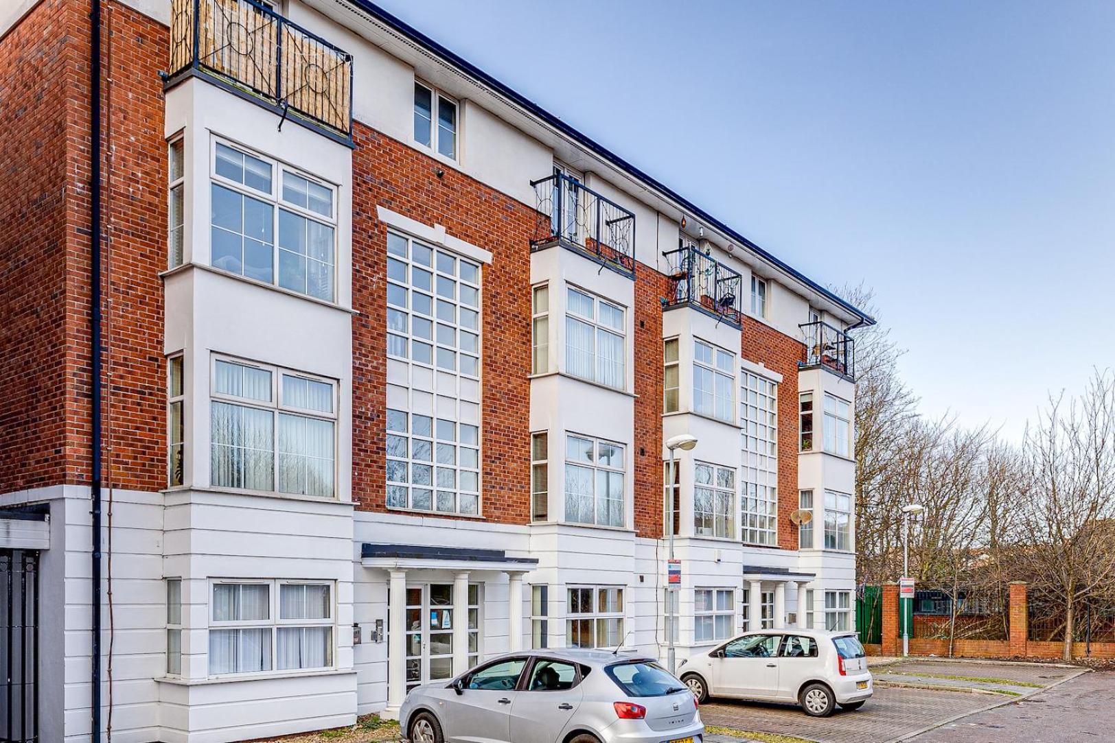 Cosy 2BR Modern Apt with Free Parking view 2