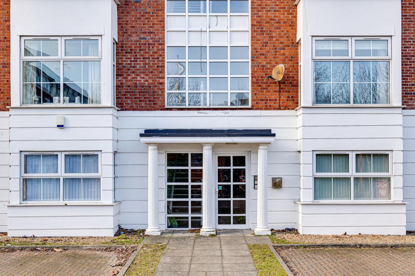 Cosy 2BR Modern Apt with Free Parking view 3