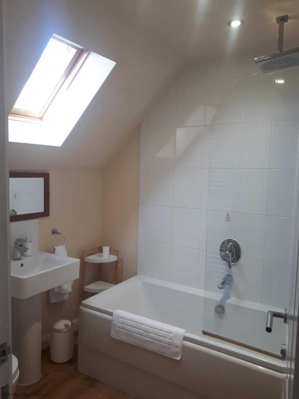 Bluebell Cottage - Part of the The Bay Filey Holiday Village with pool, gym and direct beach access, pub, restaurant, tennis and meadows walks