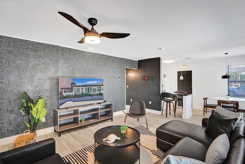 Hollywood Apartments Host by BeeNomad