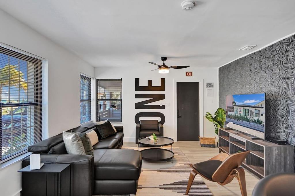 Hollywood Apartments Host by BeeNomad