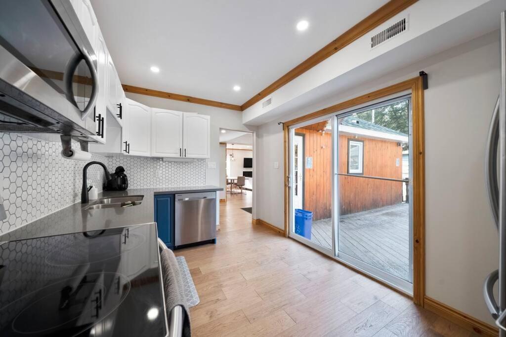 Modern Chic Cottage - Hot Tub, Sauna, Tay Trail