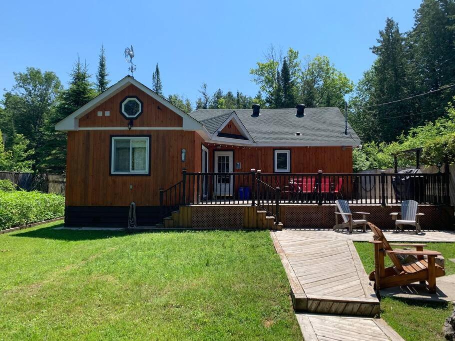 Modern Chic Cottage - Hot Tub, Sauna, Tay Trail