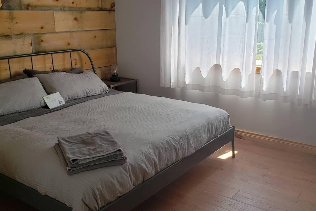 Modern Chic Cottage - Hot Tub, Sauna, Tay Trail