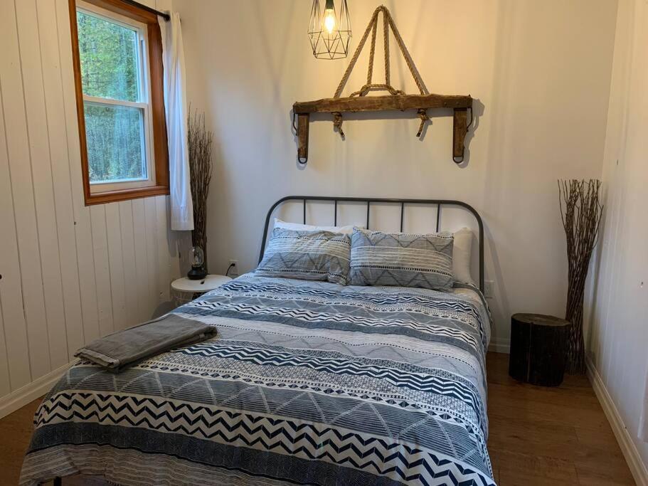 Modern Chic Cottage - Hot Tub, Sauna, Tay Trail